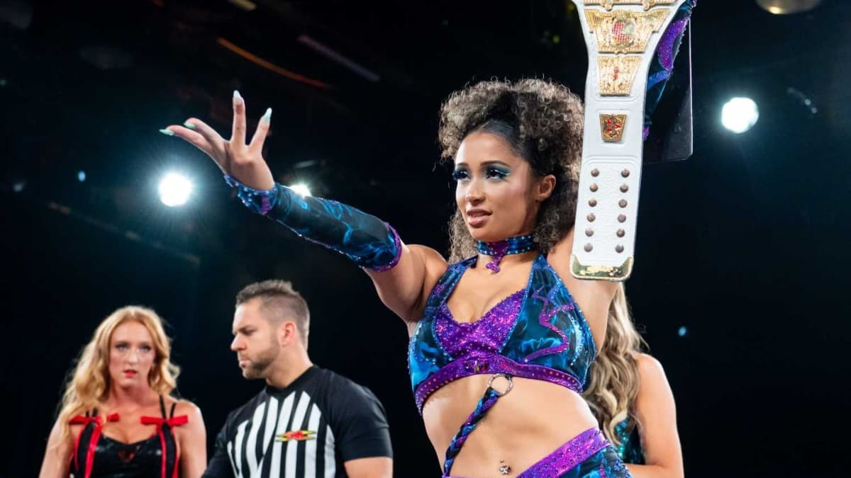 Kelani Jordan holding up the TNA Knockouts World Title