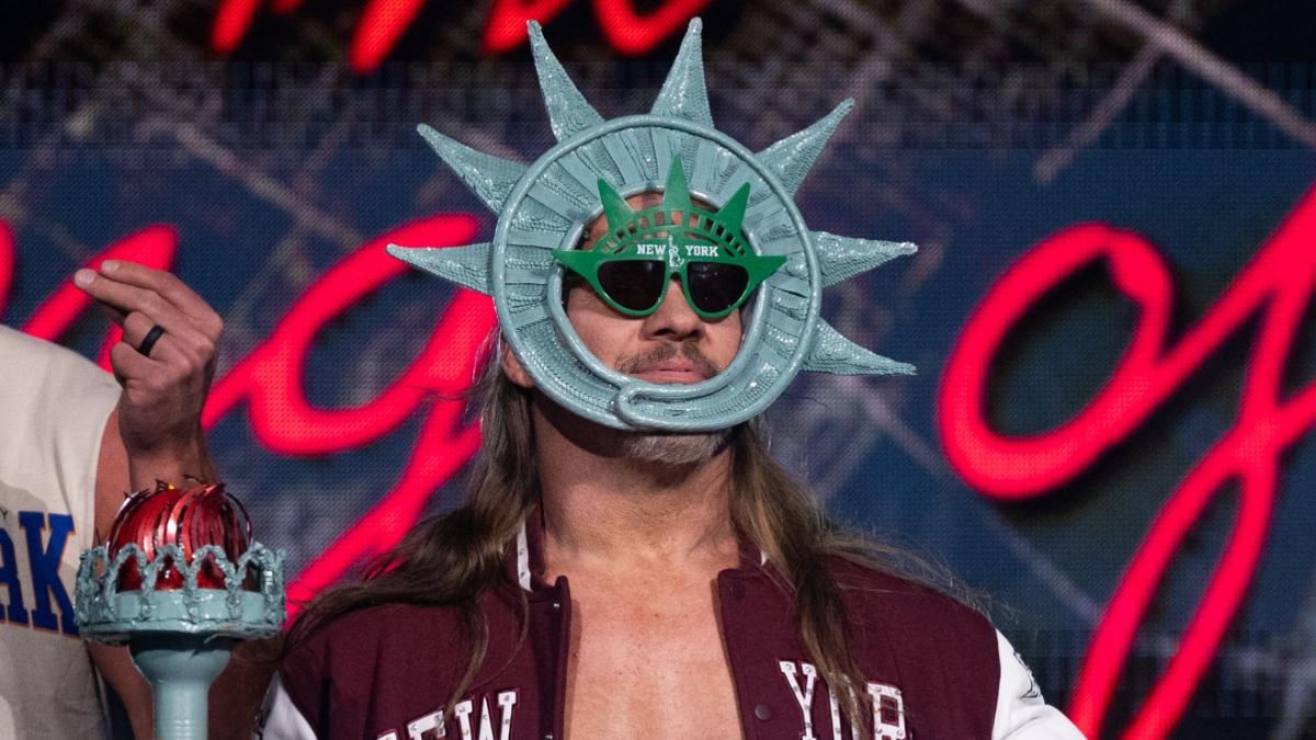 Chris Jericho wearing green glasses with a Statue of Liberty headpiece around his face