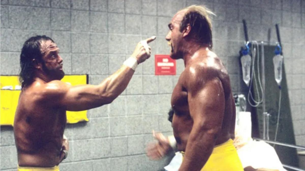 Randy Savage pointing at Hulk Hogan in 1989