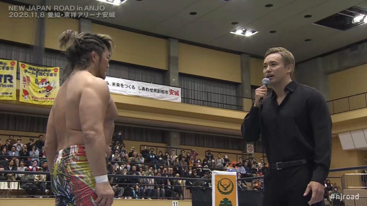 Kazuchika Okada facing off with Hiroshi Tanahashi 
