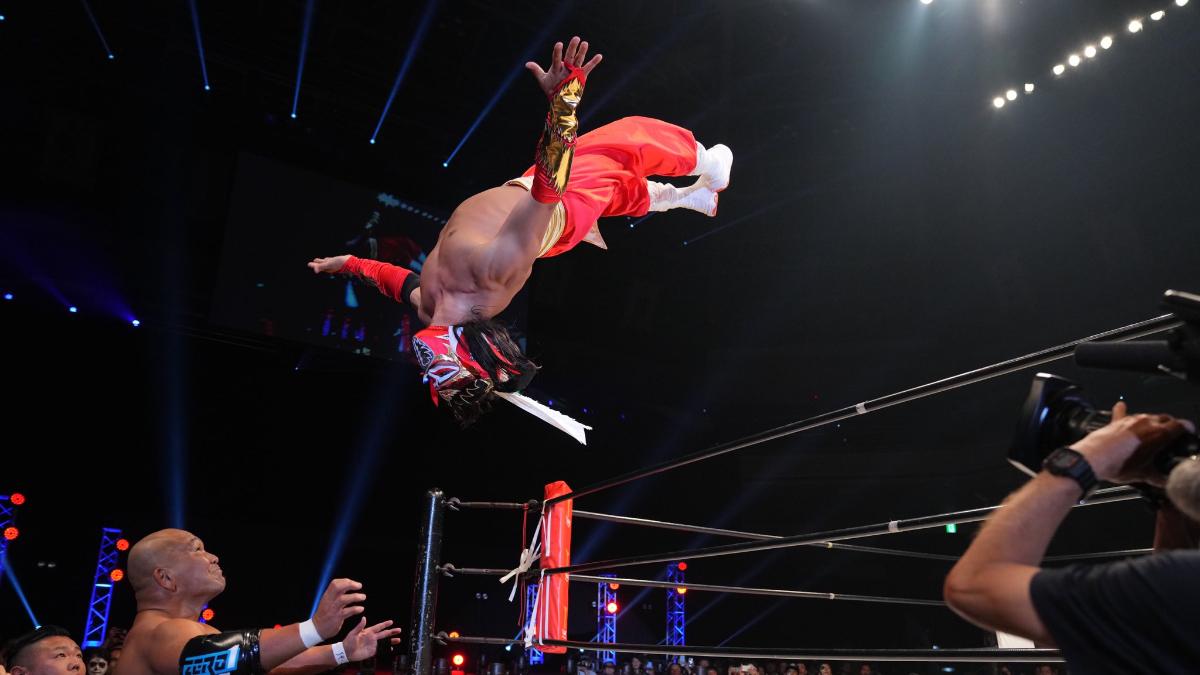 Hayabusa hitting a Moonsault to Masato Tanaka