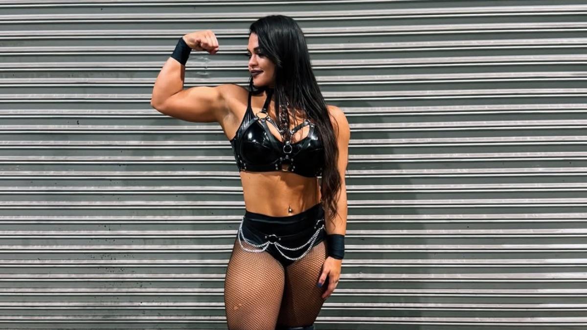 Nikki Blackheart flexing her muscles