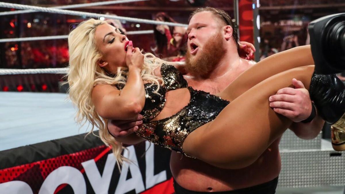 Otis holding Mandy Rose in his arms at Royal Rumble 2020