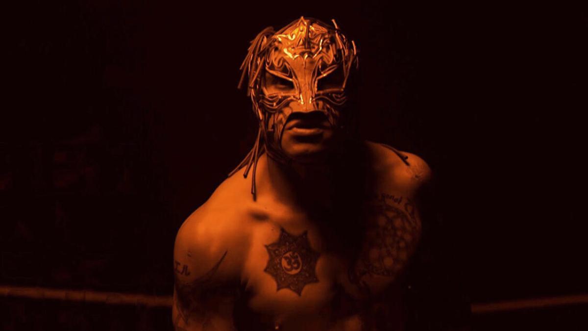 Rey Fenix in gold lighting 