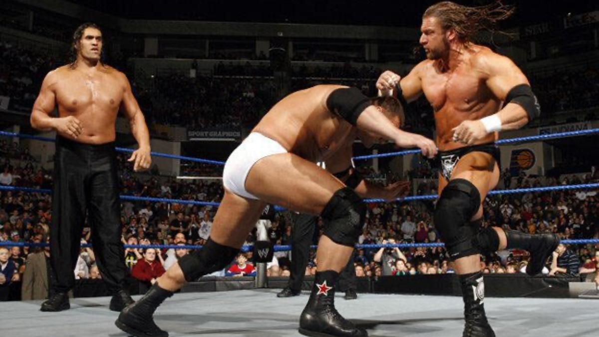 Vladimir Kozlov going to spear Triple H as Great Khali watches on 