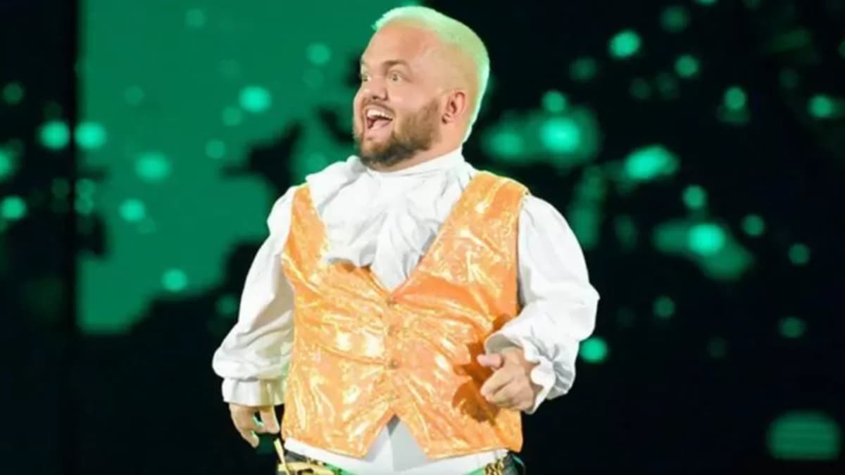 Hornswoggle smiling as he walks