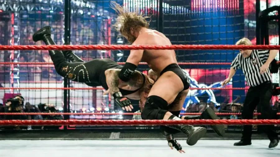 https://cultaholic.com/files/images/17d02cdd4e3c10622f7e884a3b3a401e57fd7b3b-Undertaker-Triple-H.jpg