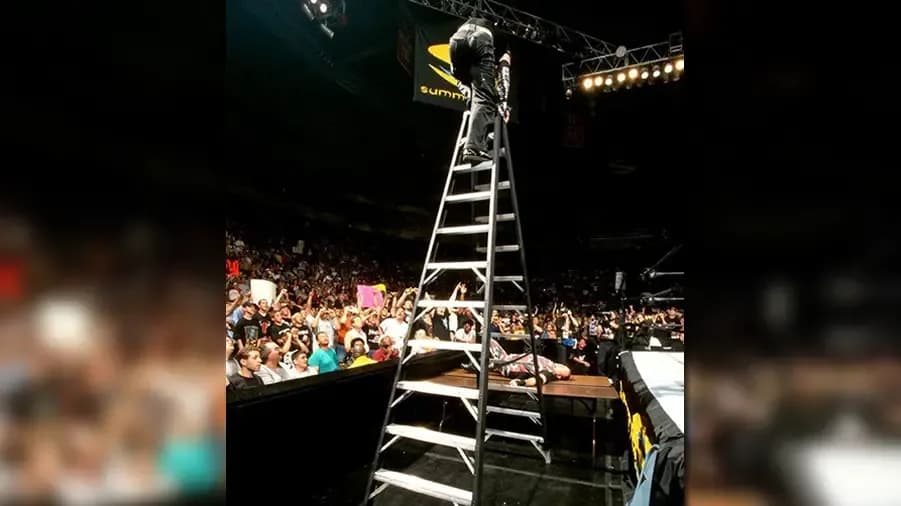 https://cultaholic.com/files/images/9a213310d6307938d11a60bbfc8784df1c4b25a2-jeff-hardy-summerslam-2000-tlc.jpg