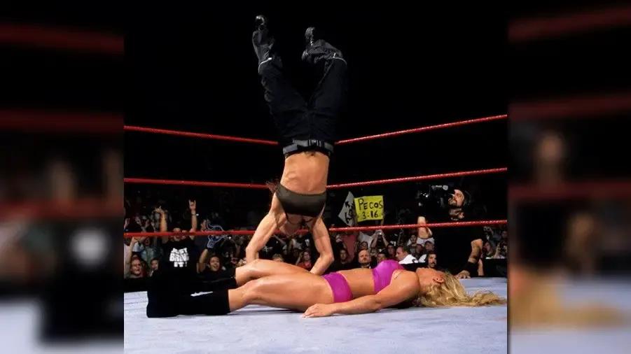 https://cultaholic.com/files/images/626e497fd5e2fe737b4feda9d85fd5109ce9b5da-lita-trish-stratus-fully-loaded-2000.jpg
